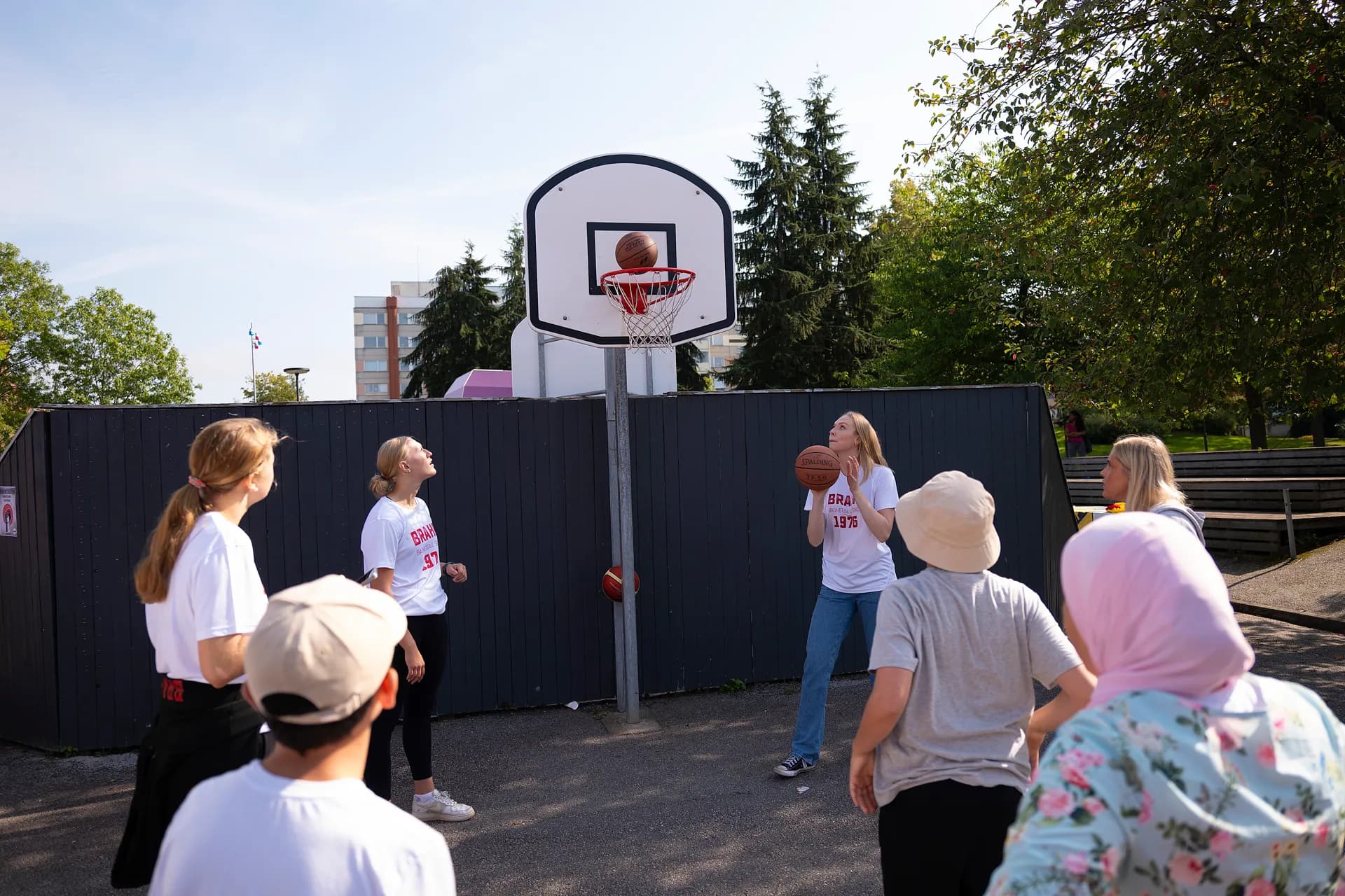 Unga baskettjejer har prova-på aktivitet för andra ungdomar