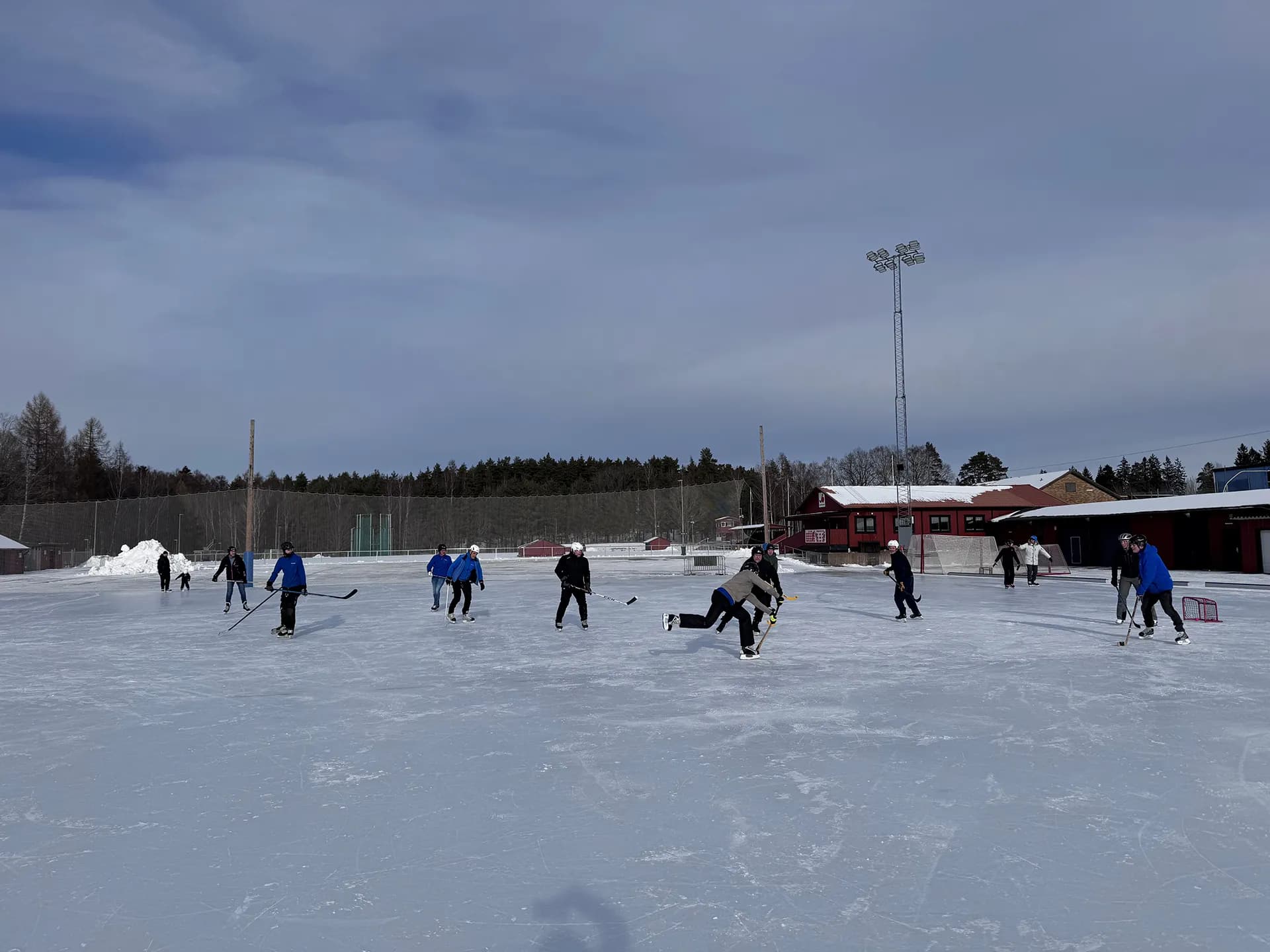 Vätterhems personal åker skridskor på Råslätt som en hälsofrämjande aktivitet