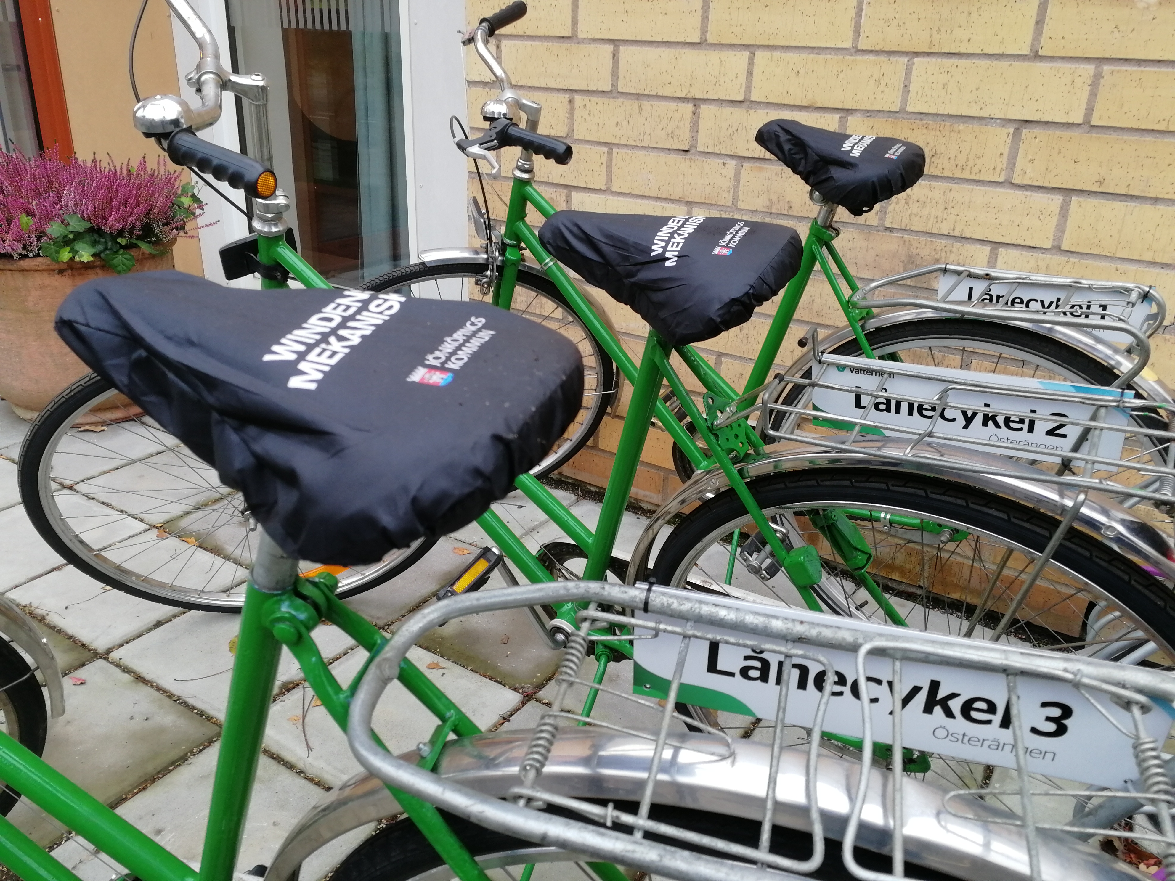 Cyklar med skylt där det står Lånecykel