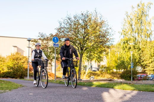 Pensionärspar som cyklar en höstdag