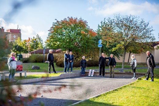 Ett gäng pensionärer samlade runt boulebanan